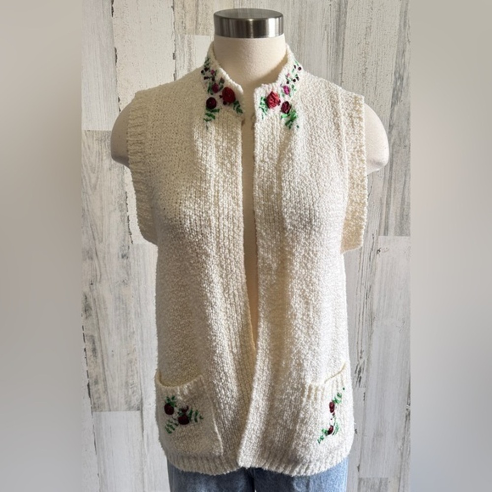 Vintage embroidered sweater vest floral‎ feminine minimalist basic